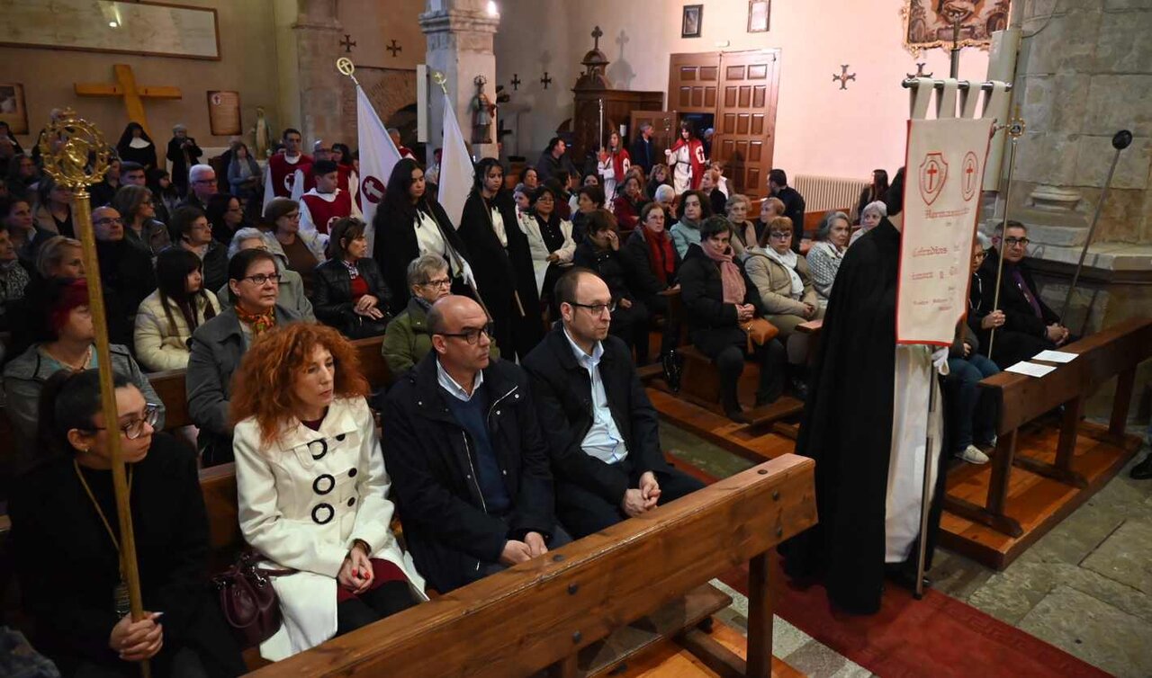 Imagen del templo lleno de fieles.