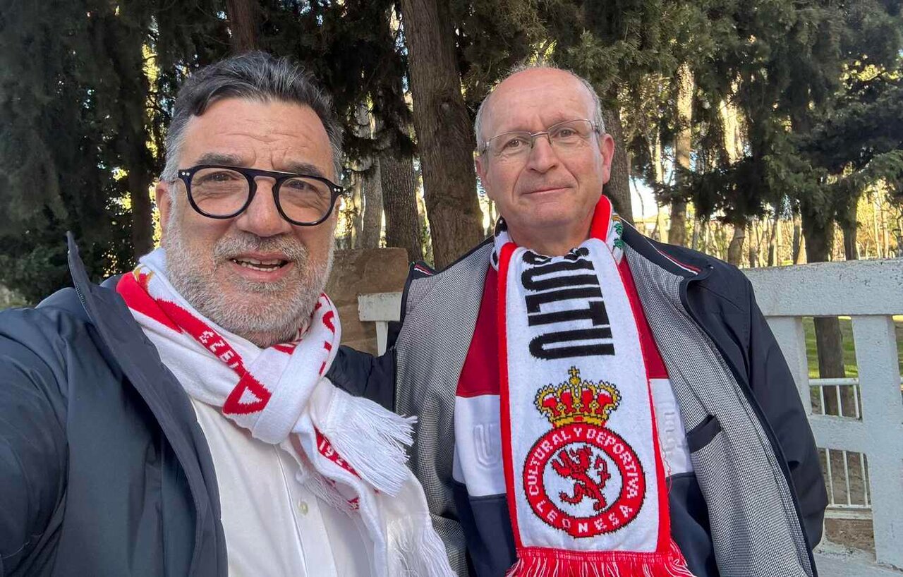 Los infatigables aficionados de la Cultural, en Huesca.