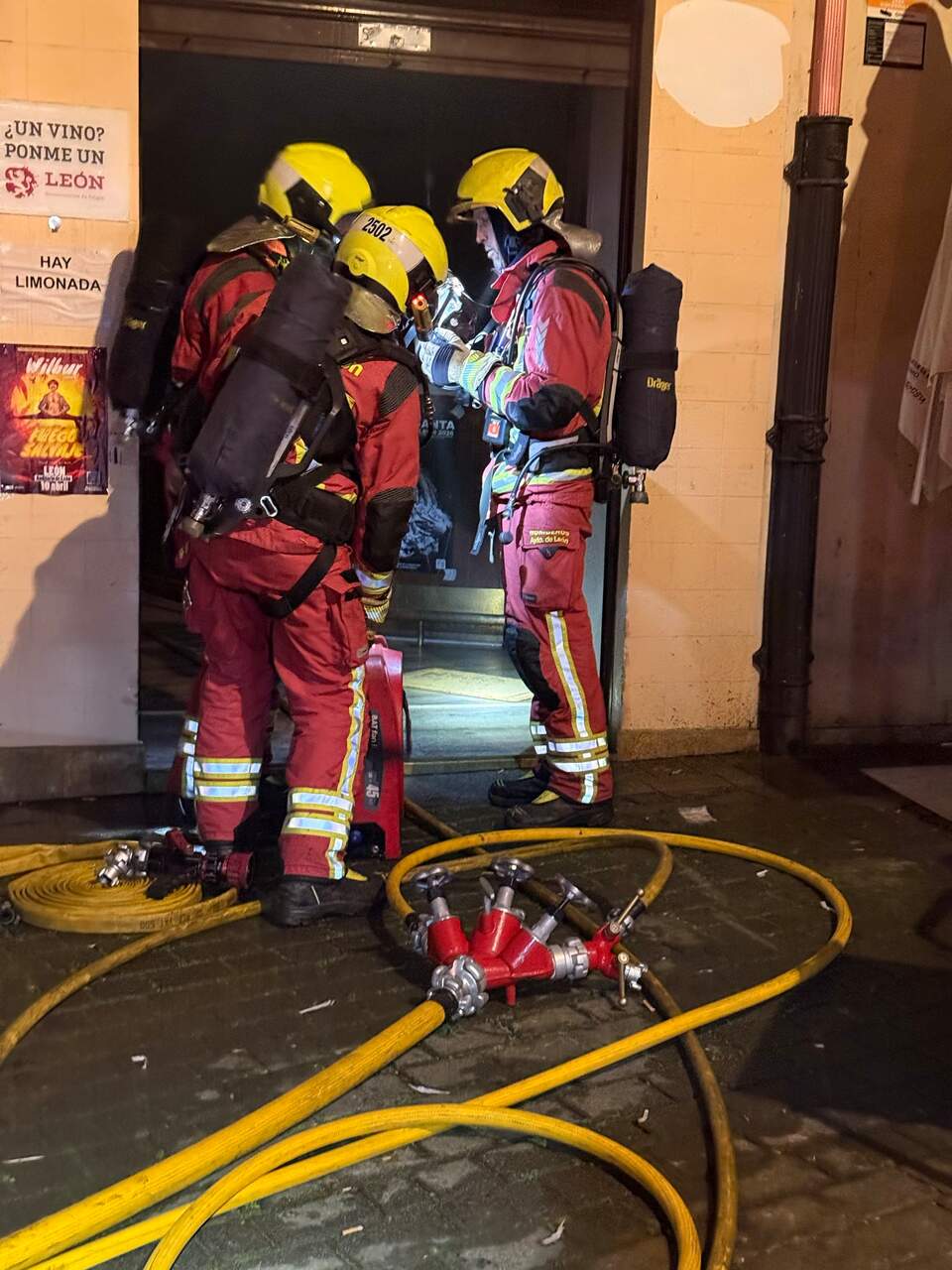 Efectivos de Bomberos en el lugar del incendio. Foto: Bomberos León