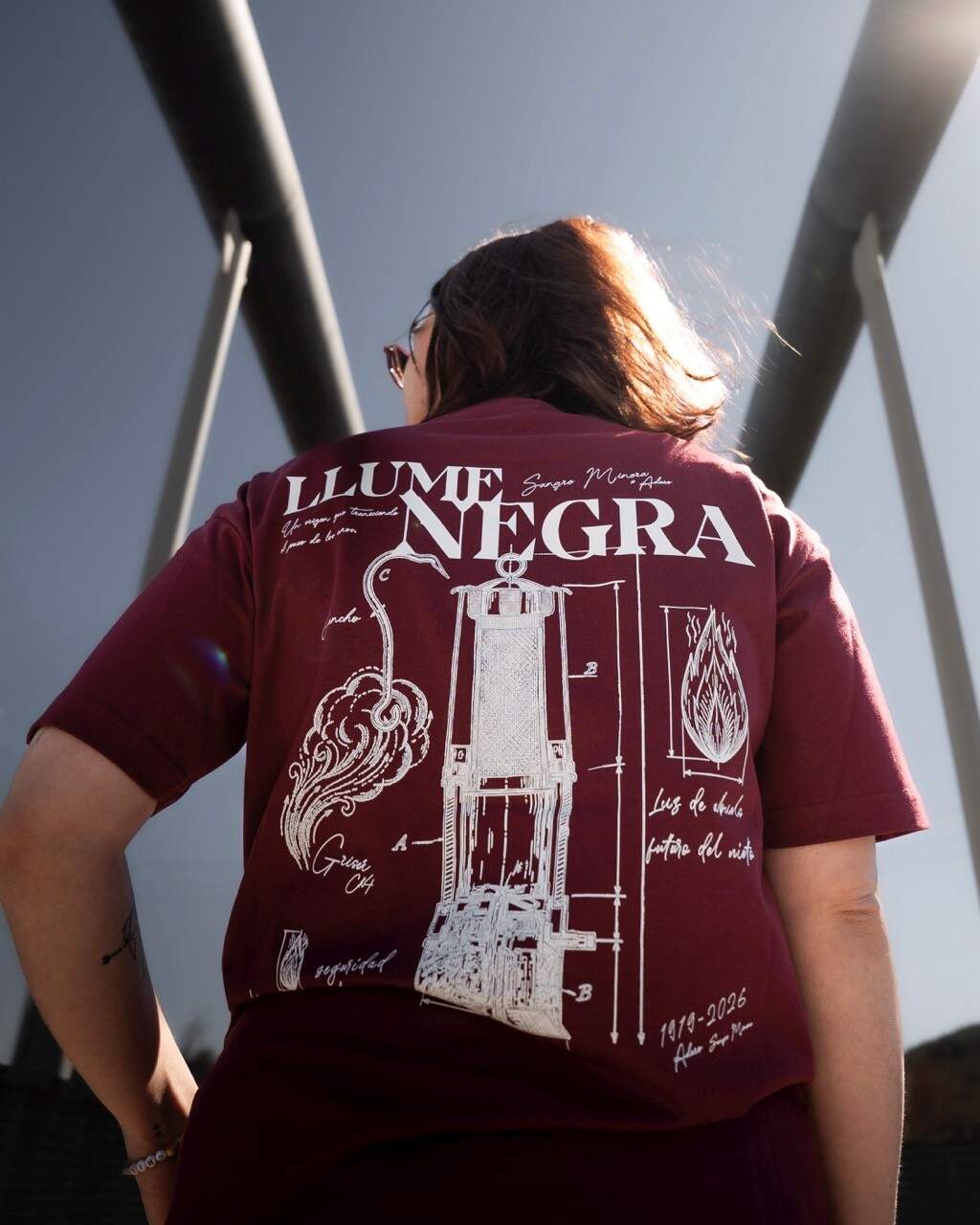 La tradicional lámpara minera inspira una línea de ropa fruto de la colaboración entre Sangre Minera y Adaro Tecnología.