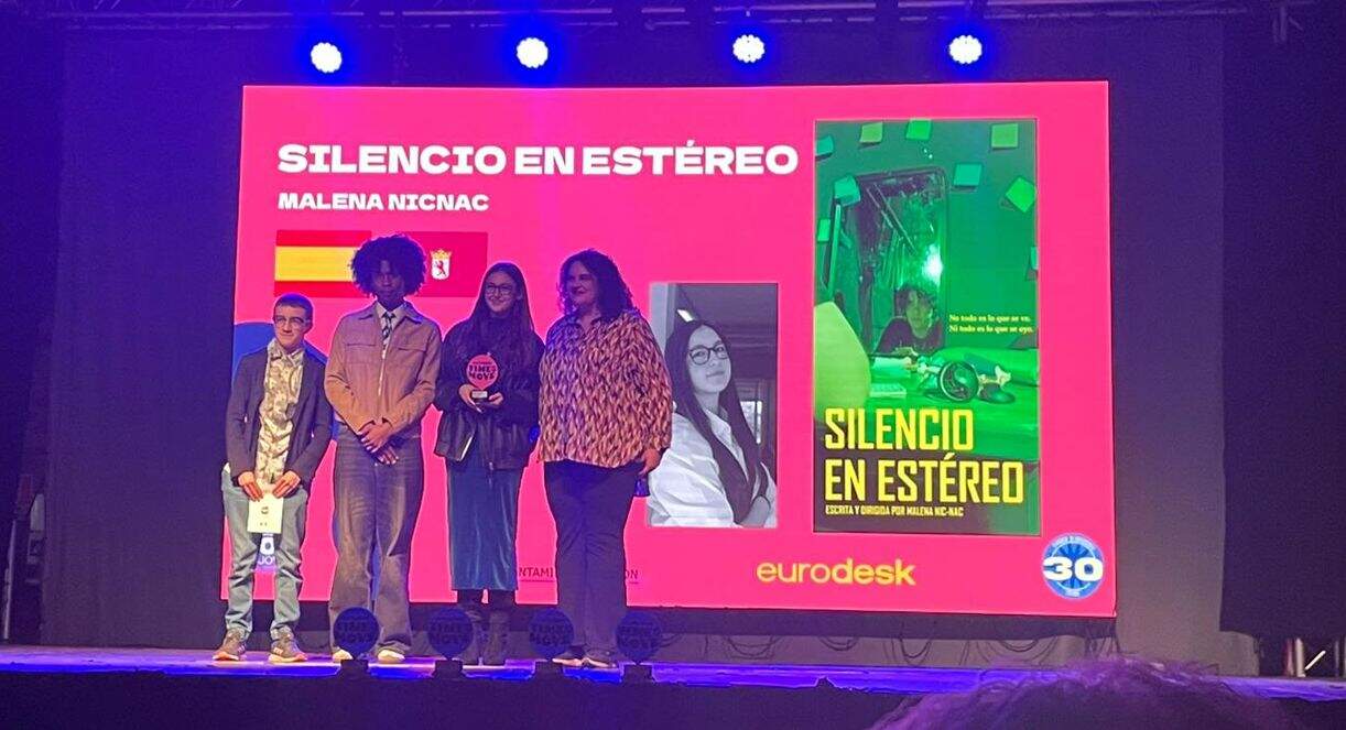 Malena Nic-Nac recibiendo el premio en el Festival de cortos Eurodesk por 'Silencio en Estéreo'