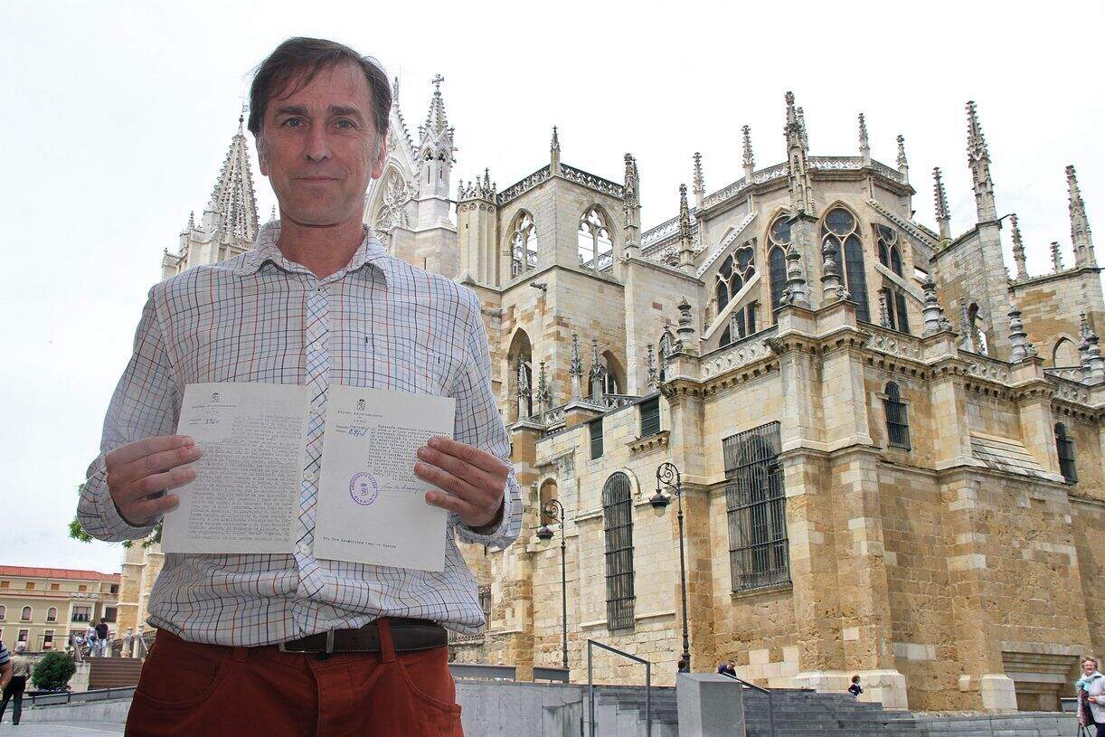Roberto Vega, con los documentos que acreditan el galardón otorgado a su padre por colaborar en el incendio de la catedral de León en 1966