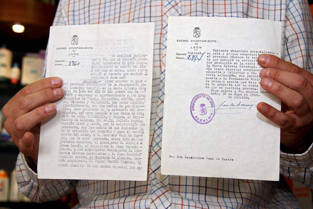 Roberto Vega, con los documentos que acreditan el galardón otorgado a su padre por colaborar en el incendio de la catedral de León en 1966