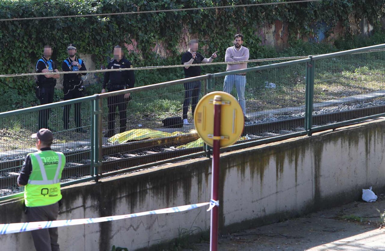El atropello se produjo en un punto de paso no autorizado junto a la avenida Reyes Católicos cercano a la pasarela de Cardenal Ciesneros y mantuvo interrumpido el tráfico ferroviario, en la imagen policias locales y nacionales en el lugar