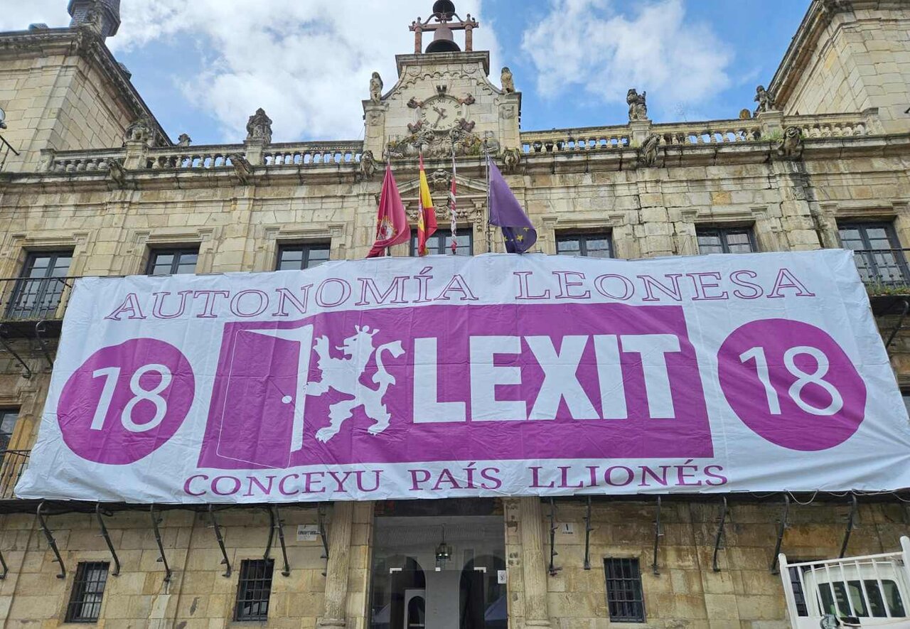 Imagen de la pancarta colocada en la Plaza Mayor.