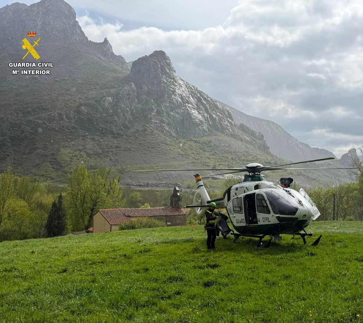 Medios aéreos de la Guardia Civil, junto a efectivos del Greim.
