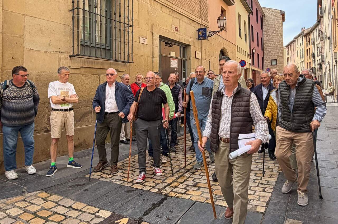 Representantes de las 15 organizaciones que acudieron a la VI Asamblea en el entorno del Albergue de Peregrinos de Logroño (3) (002)