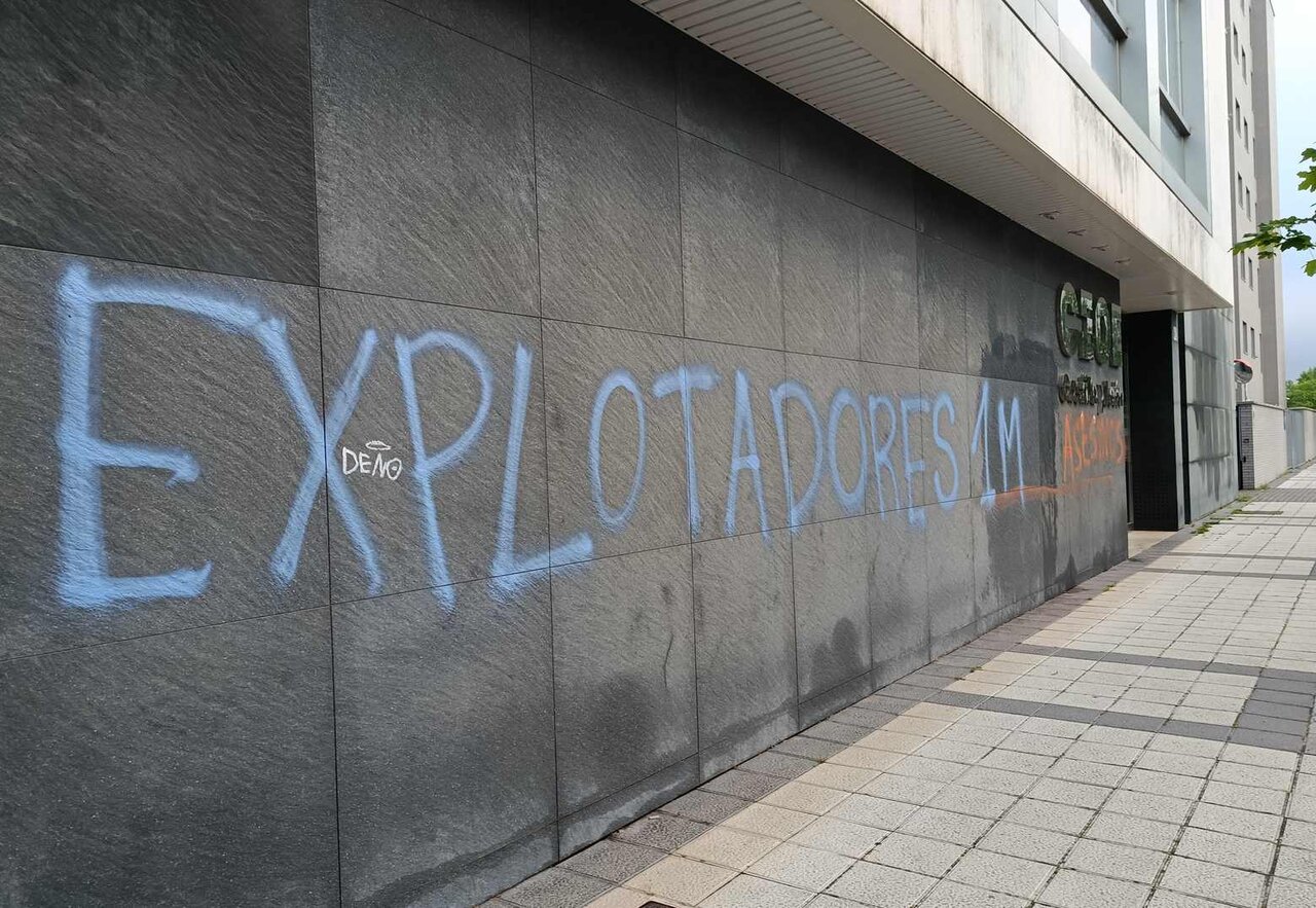 Imagen de las pintadas en la sede de la CEOE.