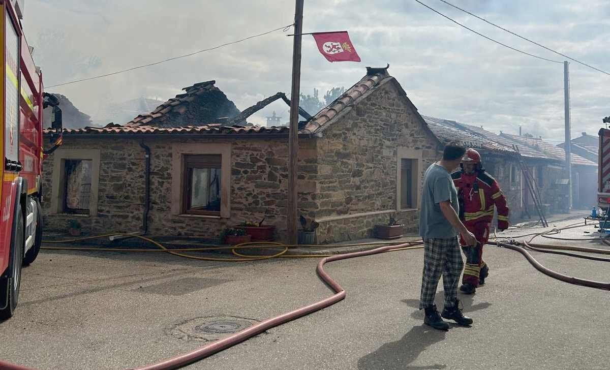 Efectivos del Sepeis en el lugar del incendio.