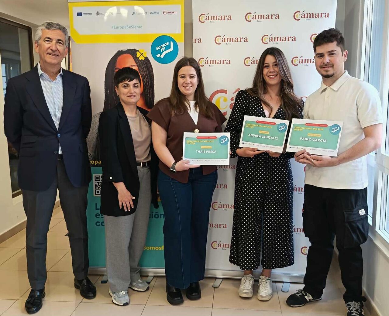 Los estudiantes galardonados, en el momento de recibir sus distinciones.