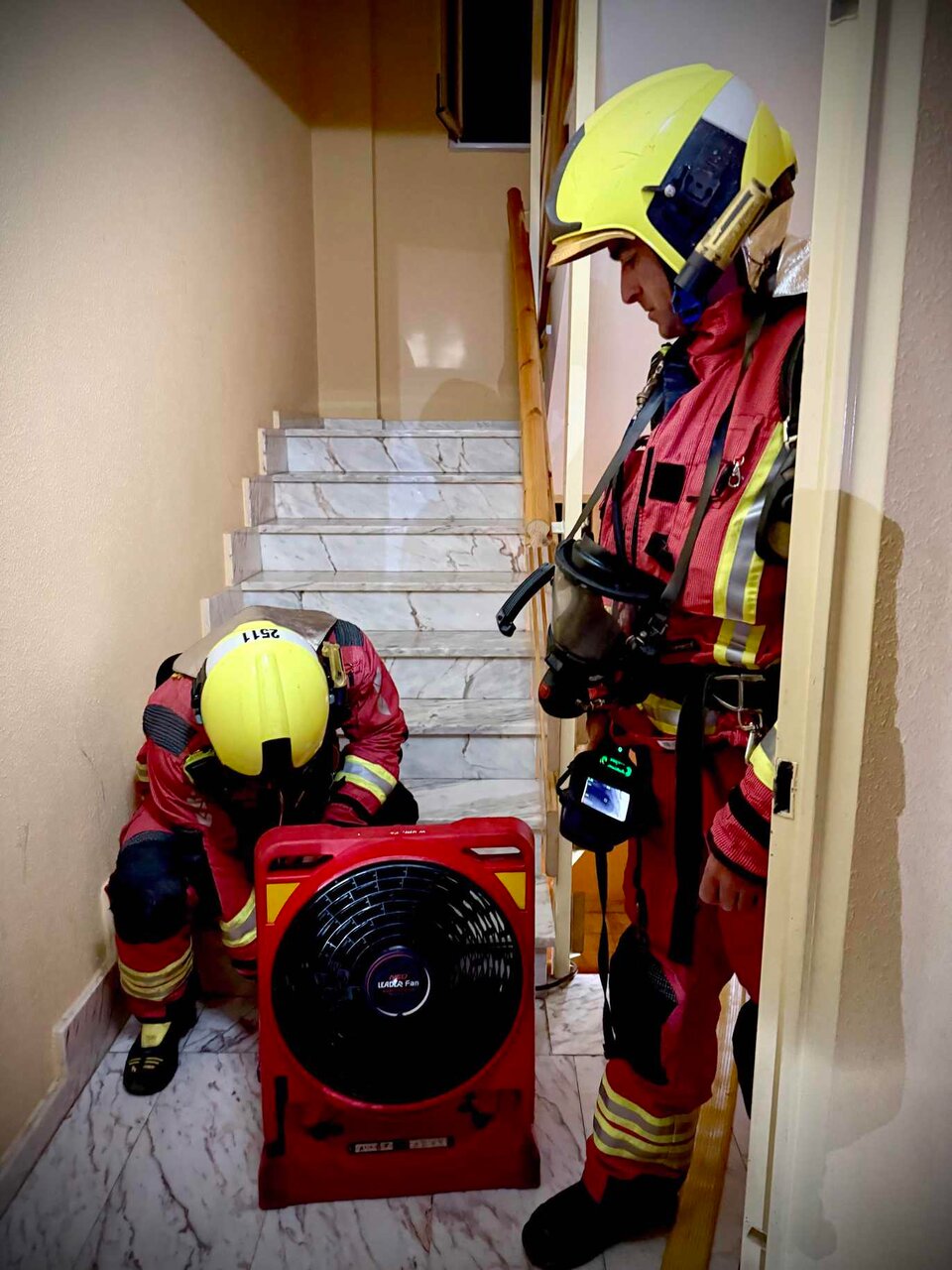 Efectivos de Bomberos León en el lugar del incendio. Foto: Bomberos León