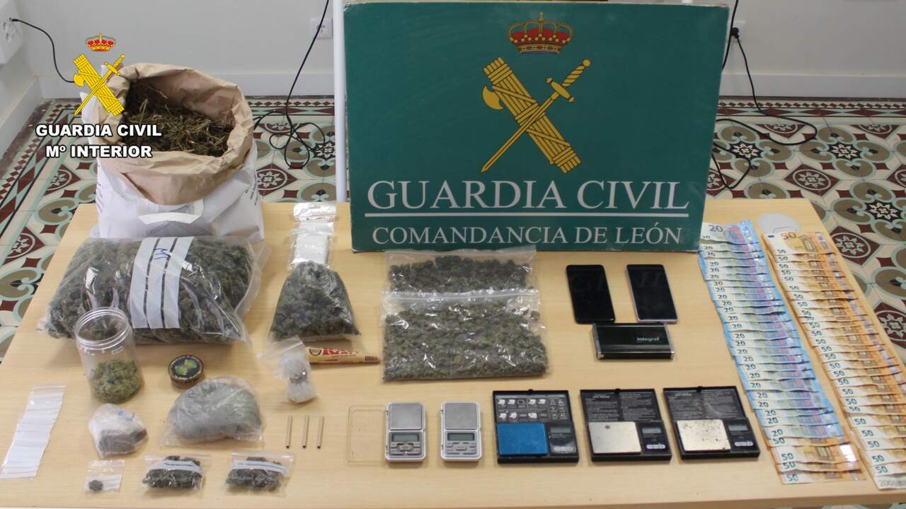 Sustancias y dinero intervenidos en la operación. Foto: Guardia Civil.