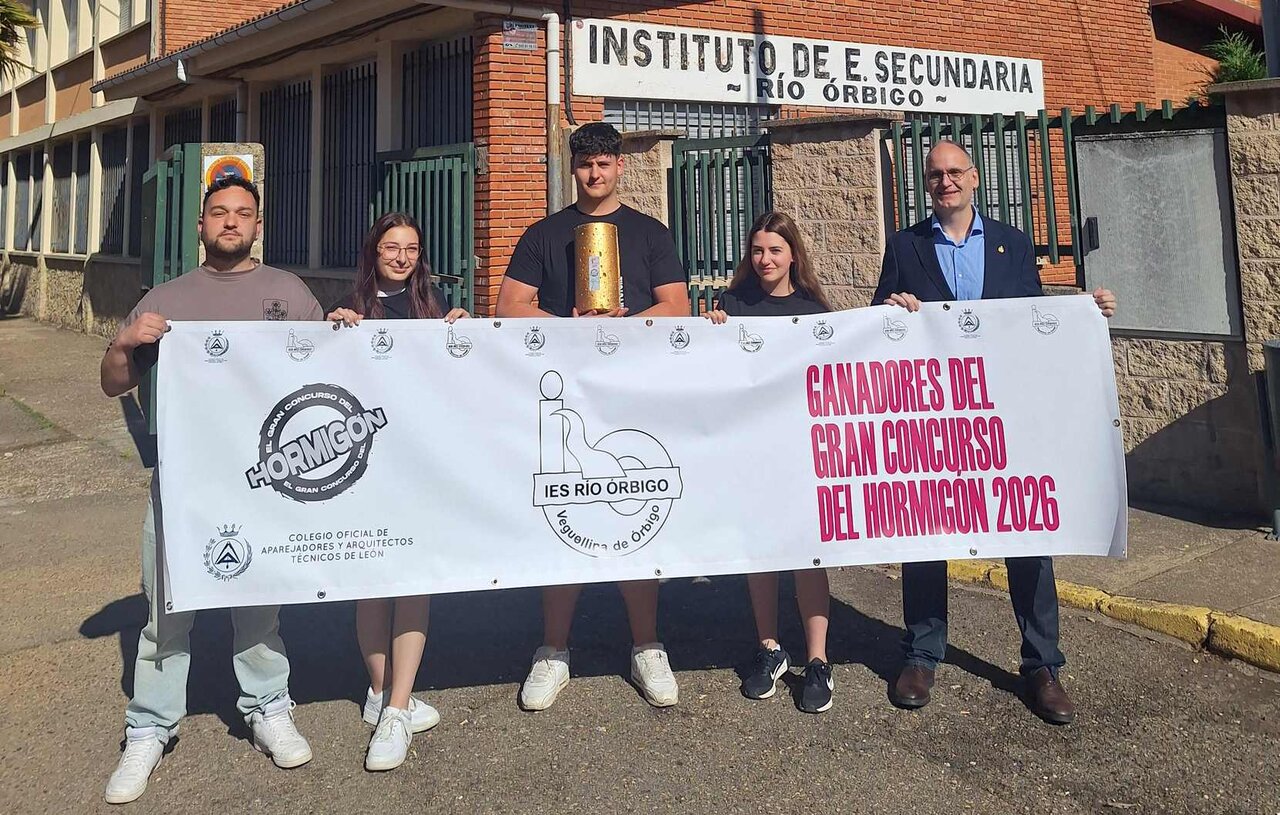 Los ganadores posan junto a su premio.