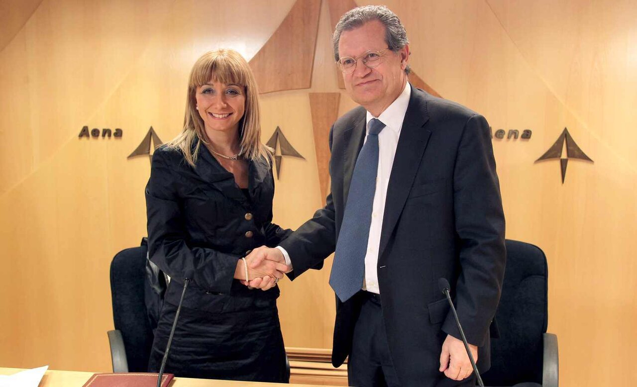 La alcaldesa  de San Andrés de Rabanedo (León),  María Eugenia Gancedo, y el presidente de Aena, Juan I. Lema, durante la firma de un acuerdo para la construccion de un nuevo acceso al aeropuerto de Leon
