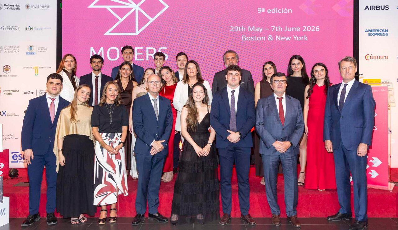 Foto institucional con todas las estudiantes que participan en las becas.