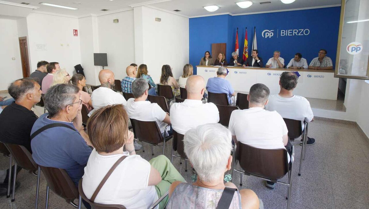 El presidente provincial del Partido Popular, Juan Carlos Suárez-Quiñones (C), durante la reunión comarcal con alcaldes, portavoces y otros cargos del PP del Bierzo en la sede del partido en Ponferrada