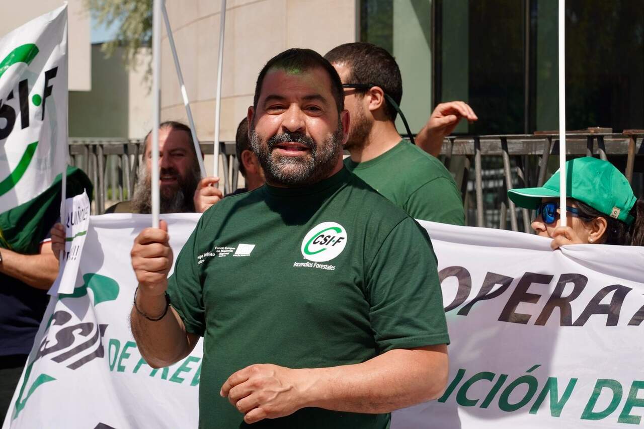 Miembros de CSIF se concentran a las puertas del Centro para la Defensa del Fuego de León