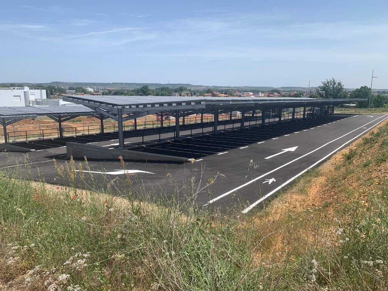 Nuevo aparcamiento de la planta de Mabxience frente a la zona donde se levantará la expansión. Foto: AFR.