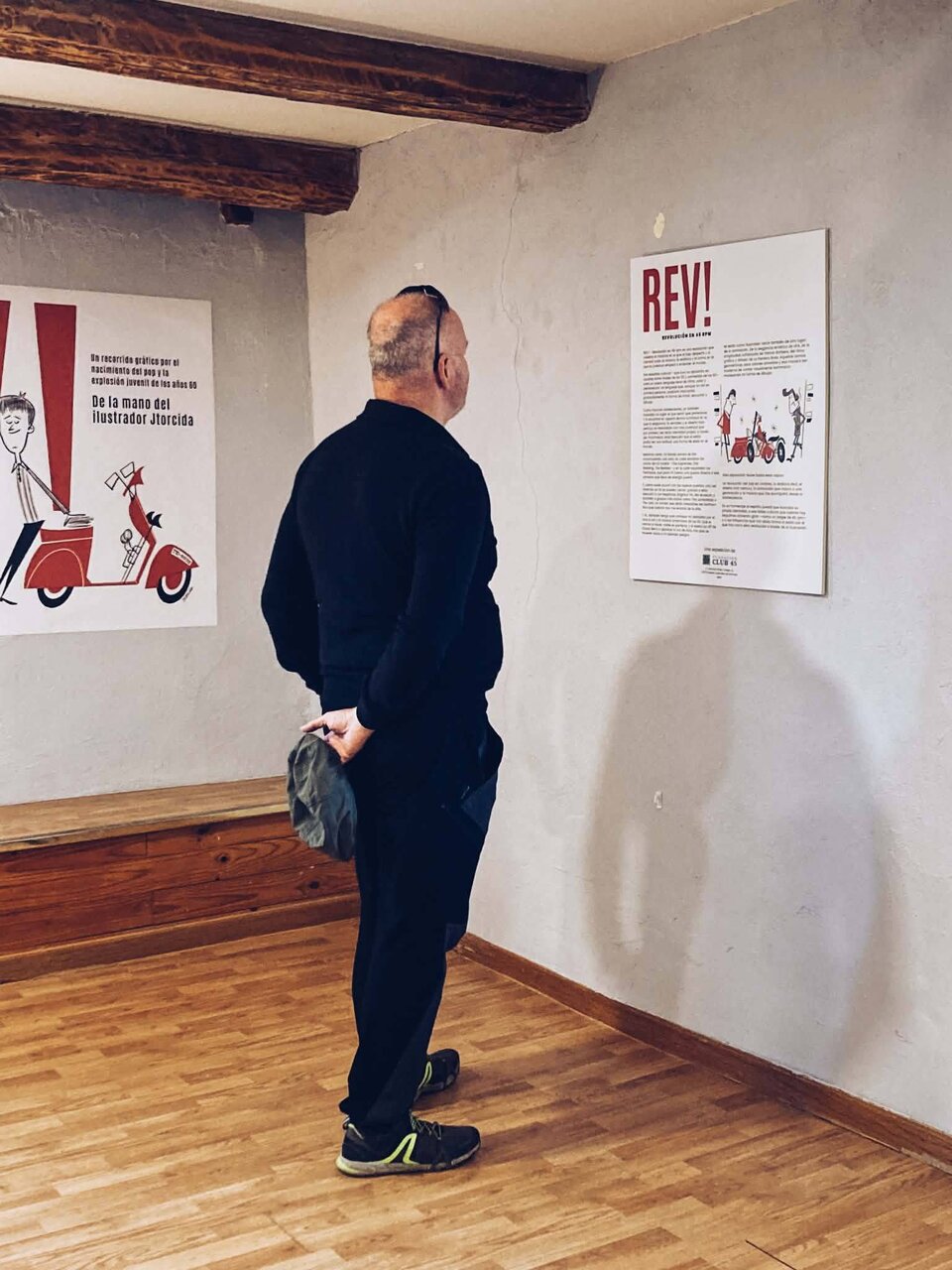 La reconvertida Casa del Pueblo de Rabanal del Camino acoge la muestra 'REV! Revolución en 45rpm' de J Torcida tras un acuerdo con la Fundación Club 45 de Alex Cooper. Foto: Fundación Club 45.