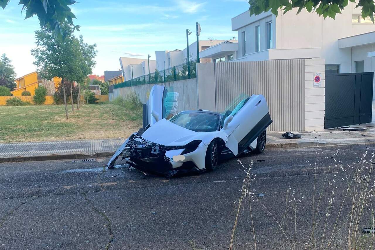 El vehículo deportivo tras el accidente en Eras de Renueva. Foto: D.L.