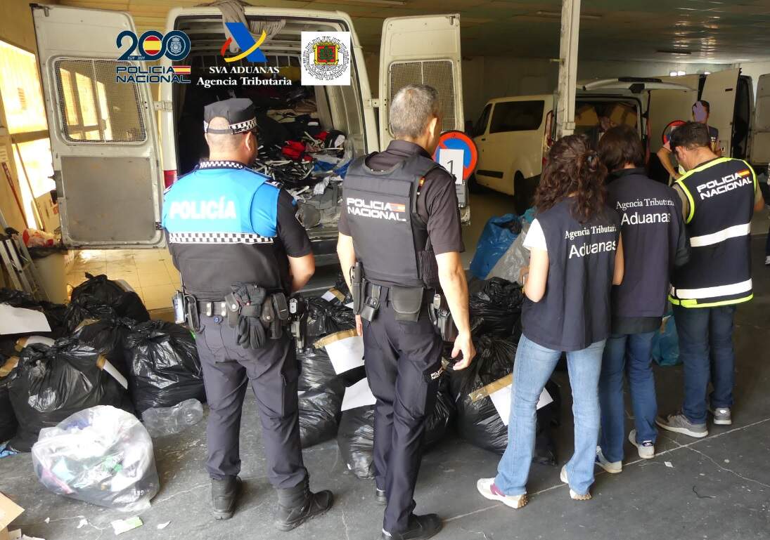 La valoración inicial de los artículos incautados en el mercadillo de Astorga podría alcanzar los 700.000 euros. Foto: Policía Nacional.