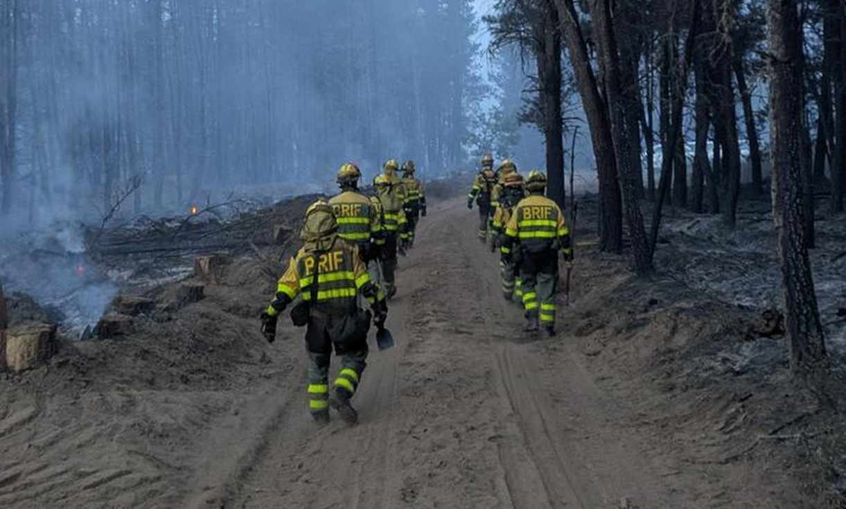 Brigadistas interviniendo en la zona del incendio a última hora de este viernes.