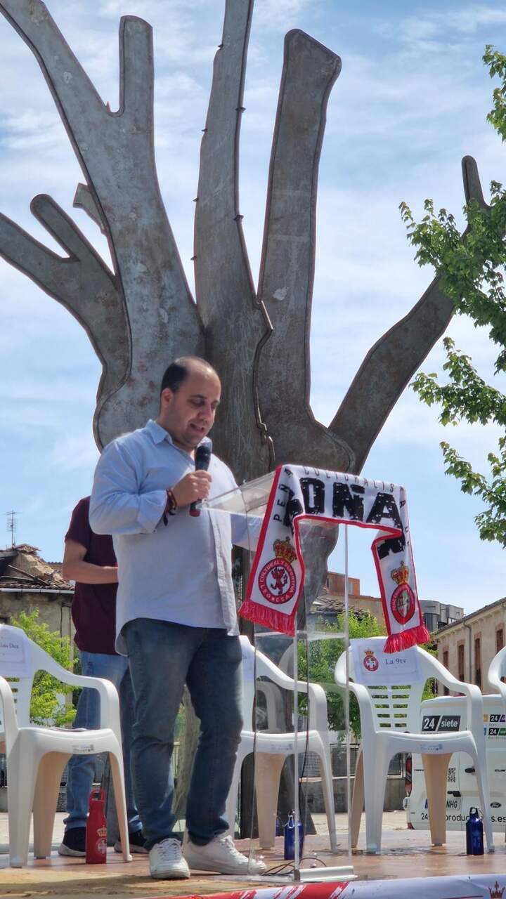 Los aficionados Carlos Suárez y Ángel Monzú recibieron un cálido reconocimiento por su incondicional fidelidad al equipo en el encuentro organizado por la Peña Culturalista de Boñar. Foto: Peña Culturalista de Boñar.