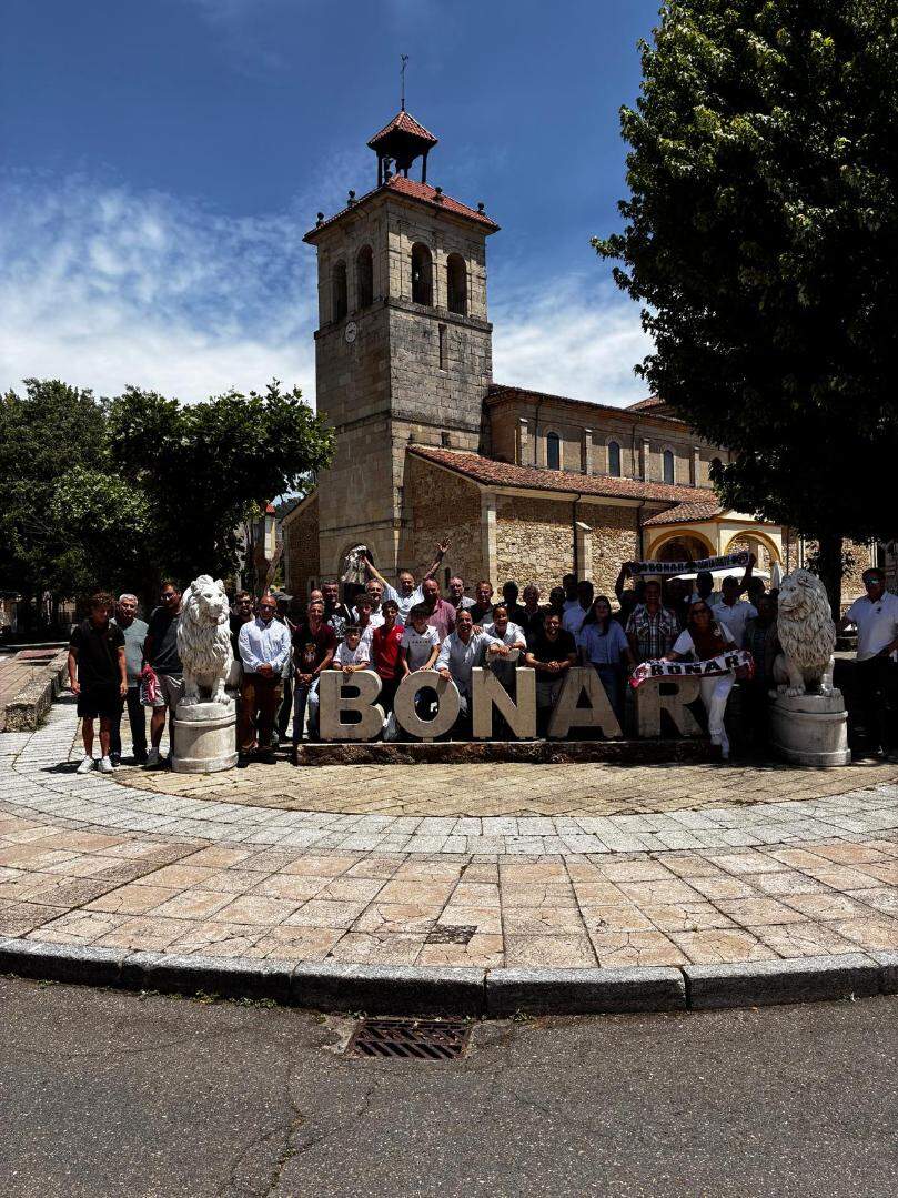 Los aficionados Carlos Suárez y Ángel Monzú recibieron un cálido reconocimiento por su incondicional fidelidad al equipo en el encuentro organizado por la Peña Culturalista de Boñar. Foto: Peña Culturalista de Boñar.