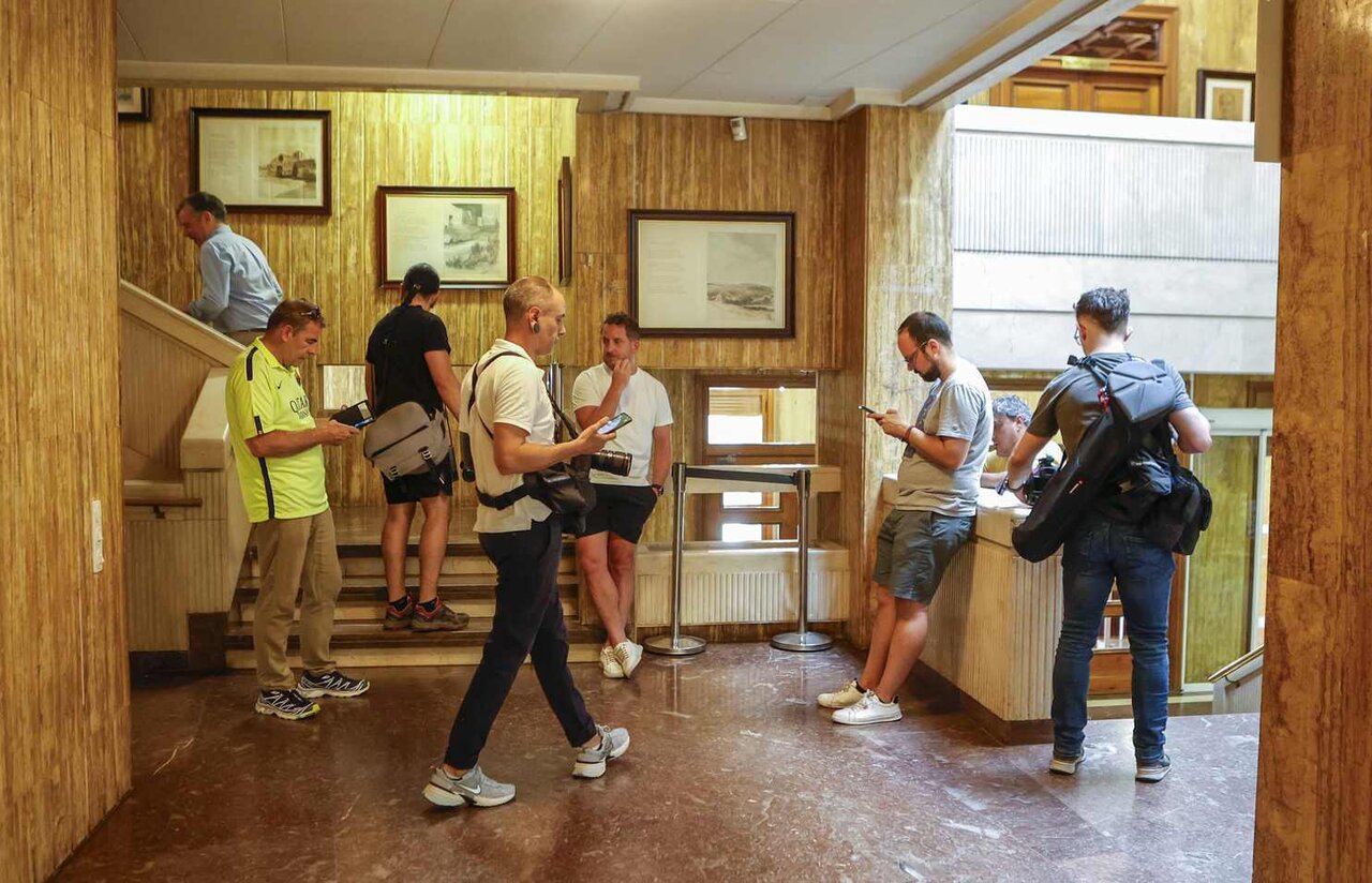 La Guardia Civil registra dependencias del Ayuntamiento de Soria por orden judicial. En la imagen compañeros de los medios de comunicación esperan en el ayuntamiento de Soria a que finalice el registro