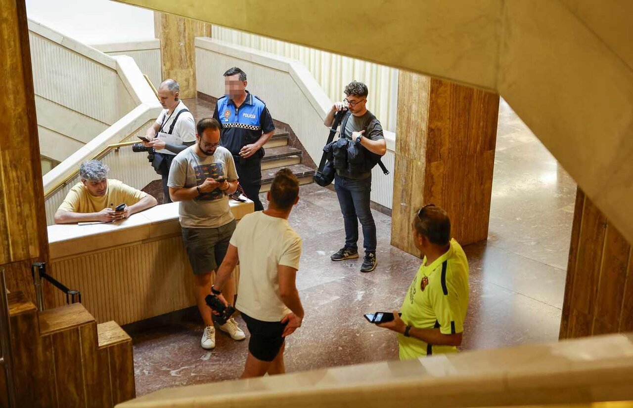 La Guardia Civil registra dependencias del Ayuntamiento de Soria por orden judicial. En la imagen compañeros de los medios de comunicación esperan en el ayuntamiento de Soria a que finalice el registro