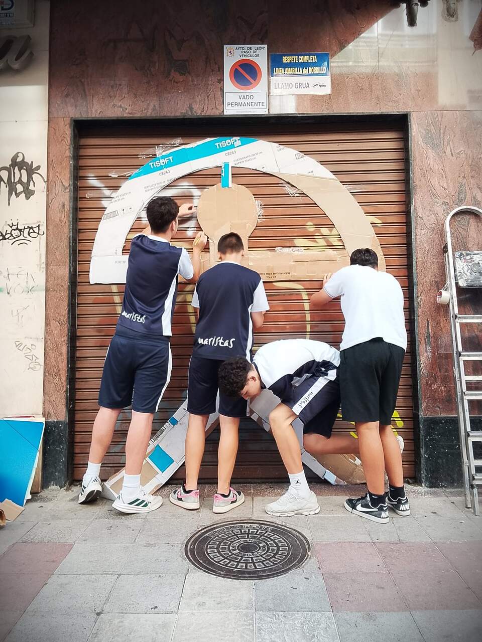 Cochera con Indalo, pintada en León, por estudiantes de Maristas San José.  Fase 0. Plantilla del Indalo hecha a medida en clase de Plástica de tercero ESO 