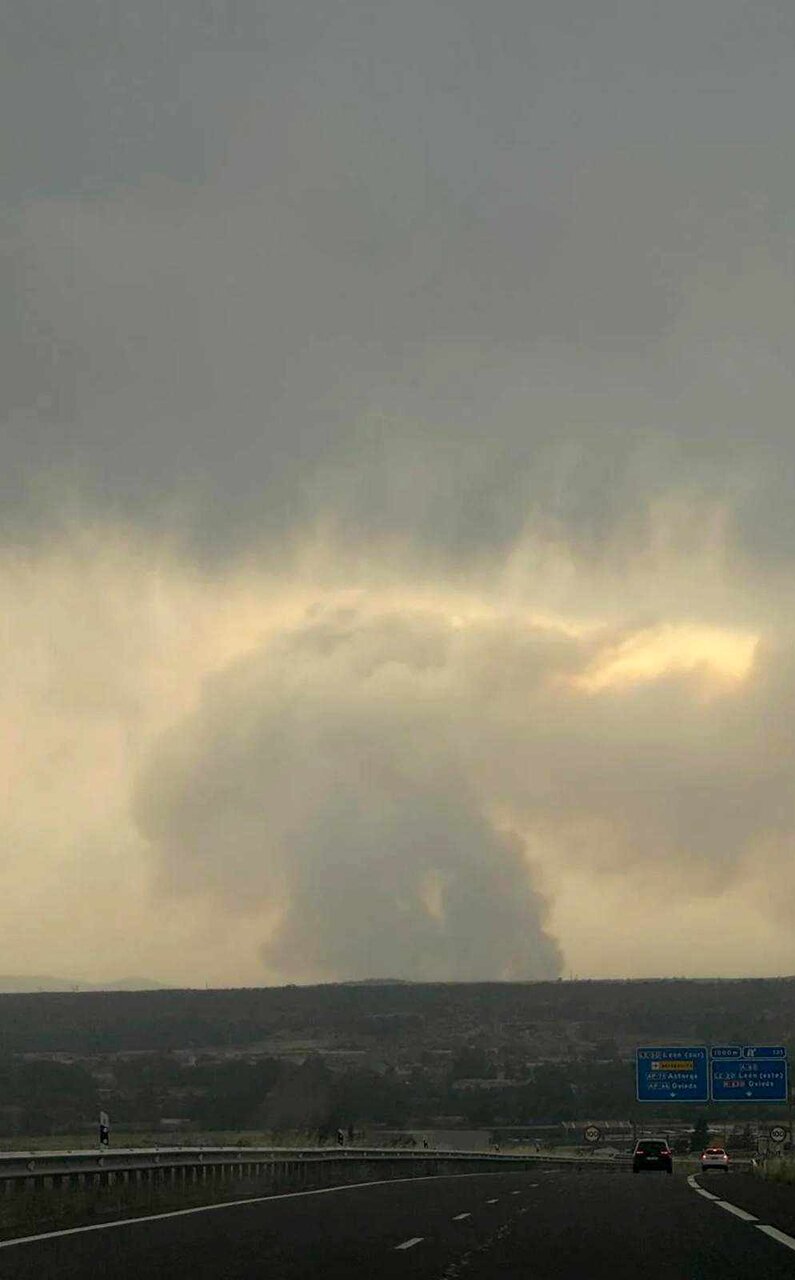 El incendio de Porqueros visto desde León capital.