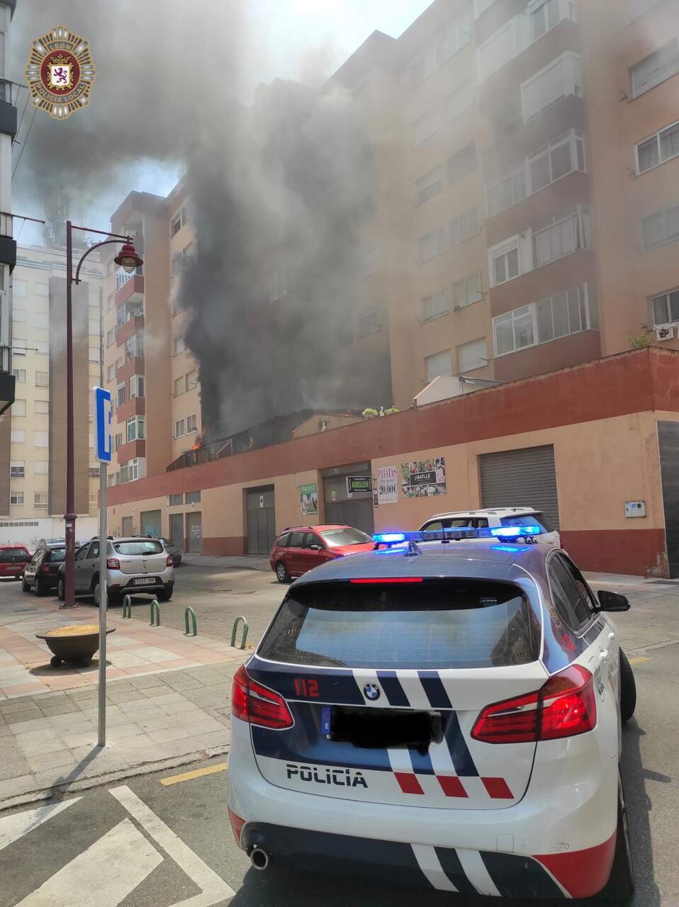 Efectivos de la Policía Local en la zona del incendio. Foto: Policía Local de León