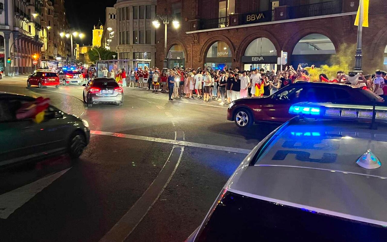 Efectivos de la Policía Local durante las labores de control en la Plaza de Santo Domingo.
