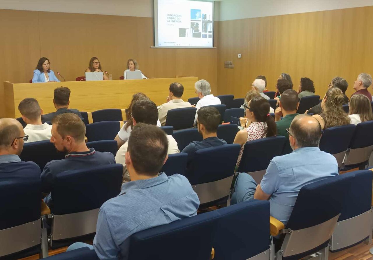 La Fundación Ciudad de la Energía (Ciuden) ha celebrado este jueves en su Centro de Desarrollo de Tecnologías de Cubillos del Sil una jornada dedicada a las oportunidades de financiación para proyectos de investigación, desarrollo e innovación (I+D+i), en colaboración con el Centro para el Desarrollo Tecnológico y la Innovación (CDTI), el Instituto para la Competitividad Empresarial de Castilla y León (ICECyL) y la Fundación CESEFOR.