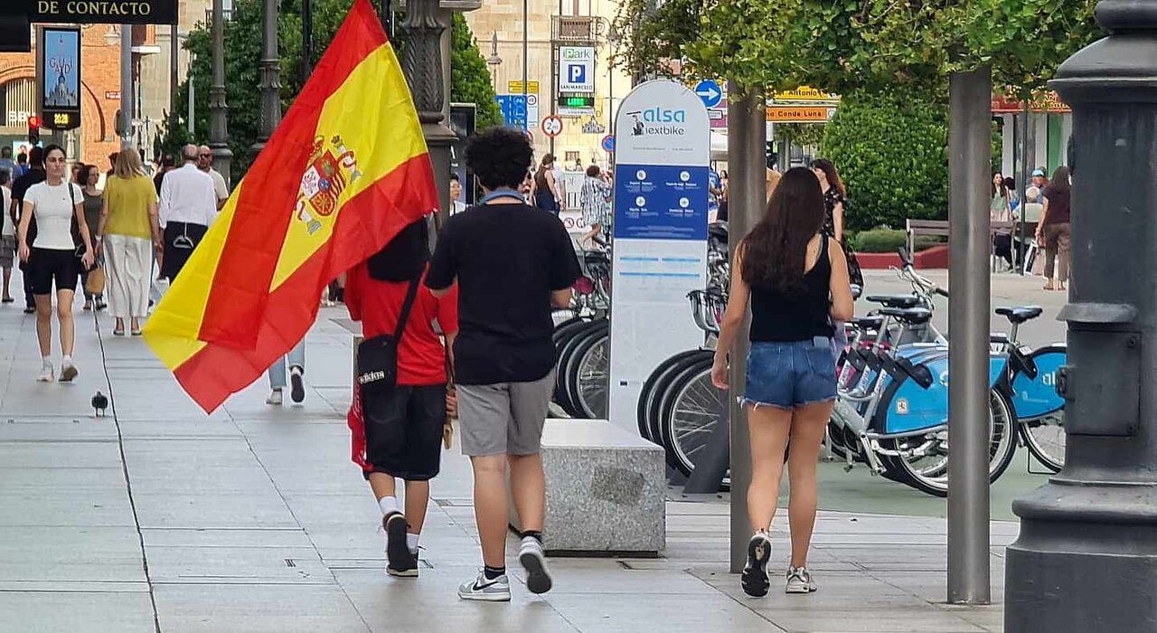 Aficionados recorriendo con la bandera de España este fin de semana las calles de León.
