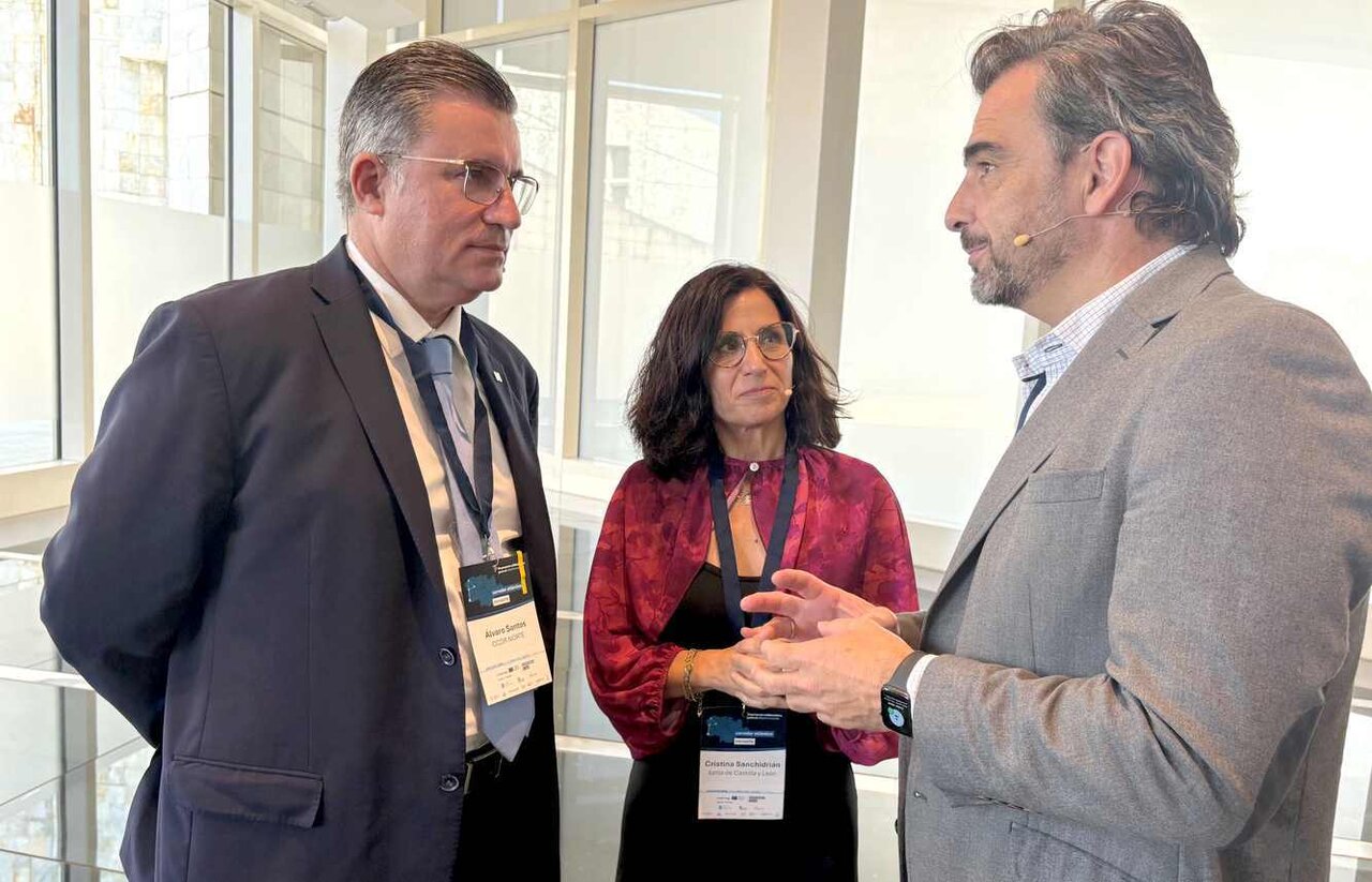 la consejera de Movilidad, Transformación Digital e Inteligencia Artificial, Cristina Sanchidrián, participa en la presentación de este proyecto para impulsar el desarrollo del Corredor Atlántico en el noroeste, en un acto celebrado en Santiago de Compostela (La Coruña).