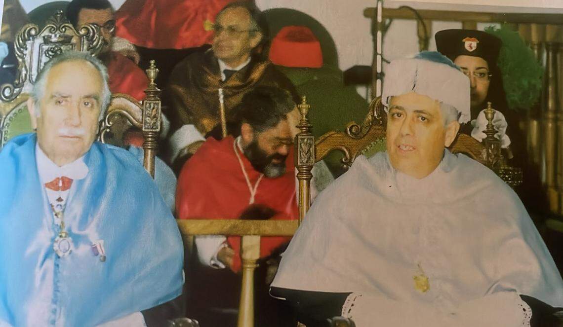 cesar_durante_el_acto_de_investidura_como_doctor_honoris_causa_de_benito_ruano_a_su_lado_en_el_1998