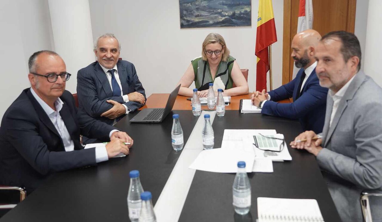 La vicepresidenta segunda, Isabel Blanco, se reúne con el presidente de Reolum, Fernando Muñoz, para trabajar en proyectos de vivienda y lucha contra la despoblación.