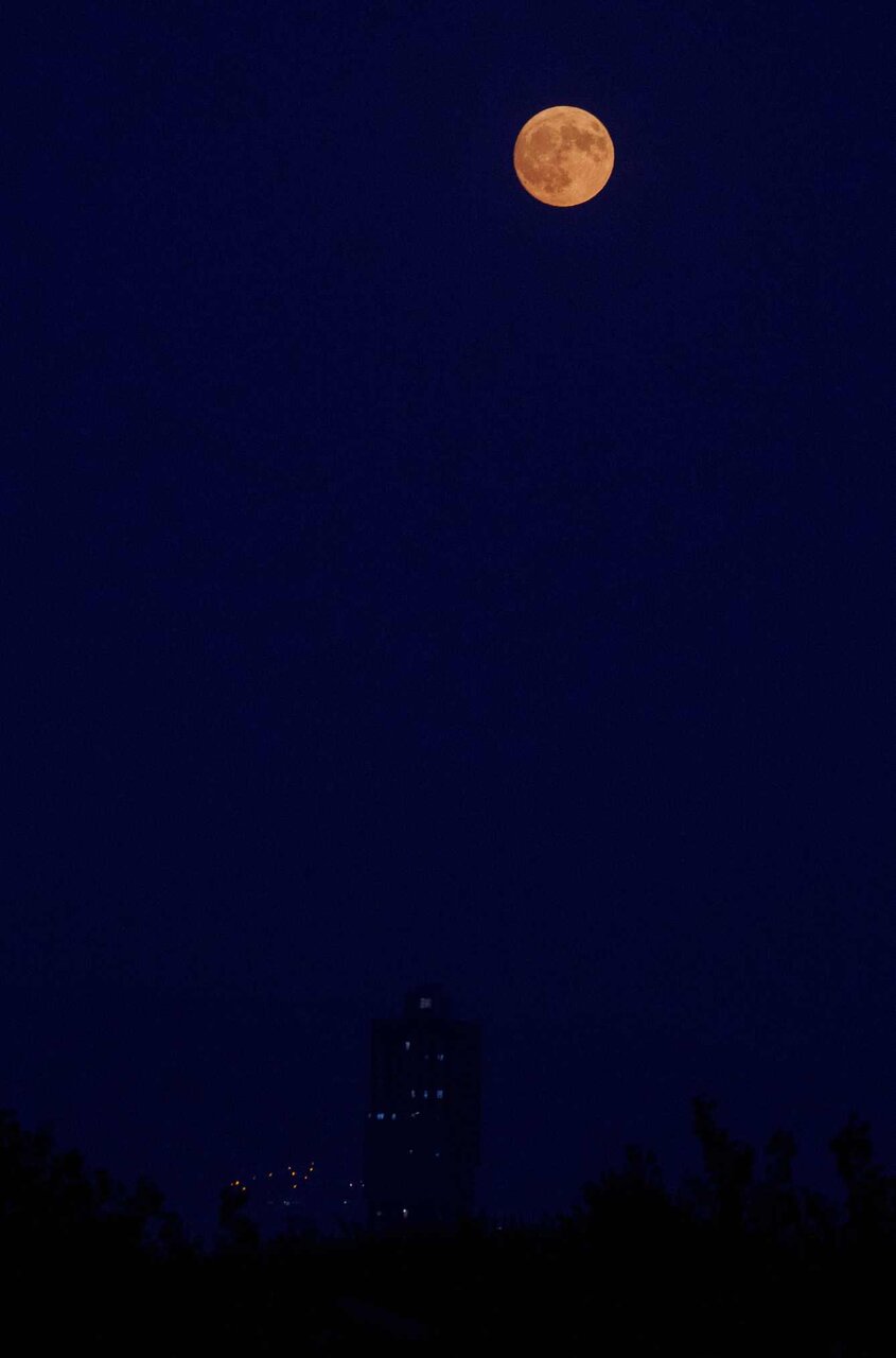 Luna llena teñida de rojo por la calima y el humo de los incendios vista desde El Bierzo