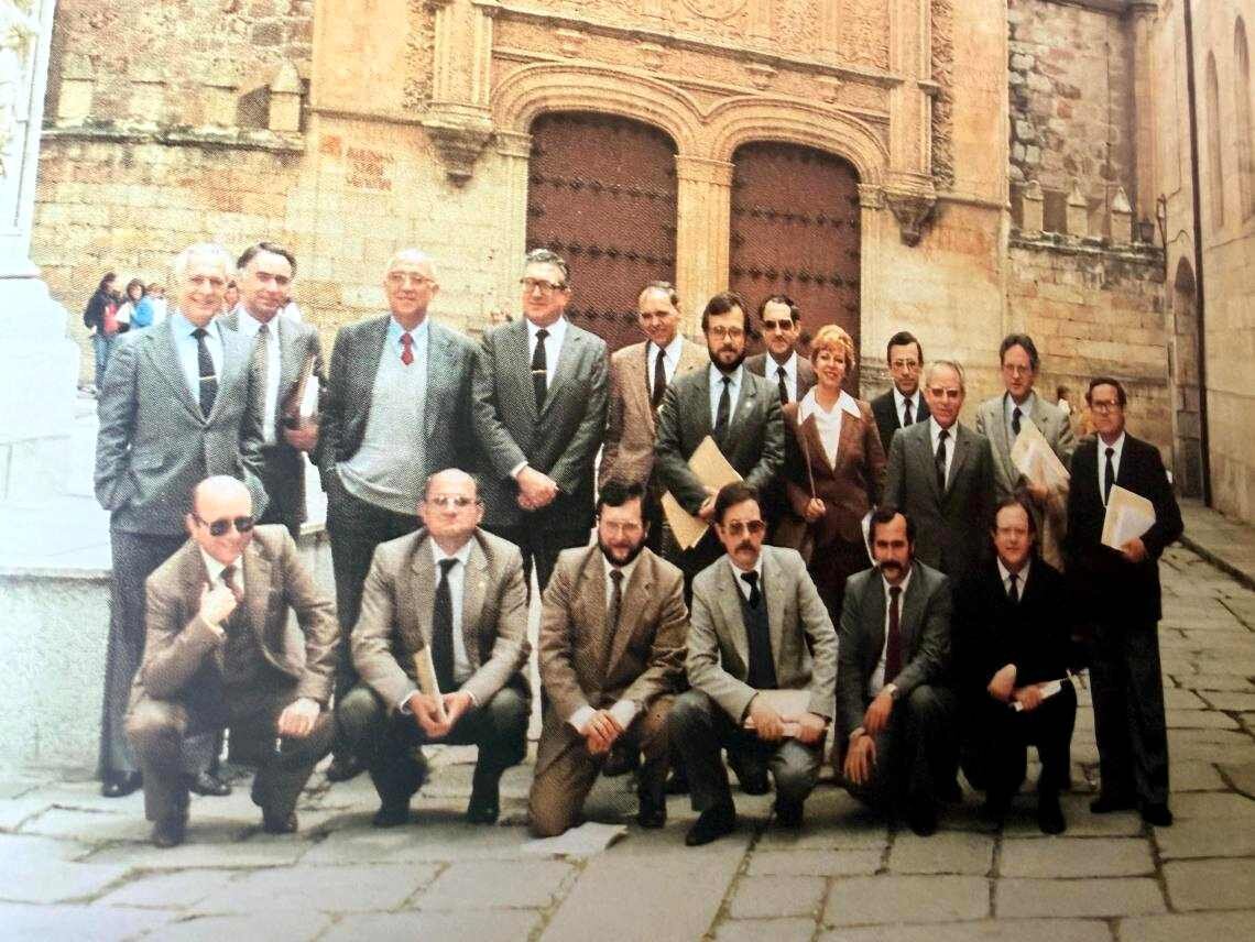 manuel_garcia_alvarezs_primera_fila_tercera_por_la_izquierda_en_una_imagen_de_la_universidad_en_la_plaza_de_san_isidoro