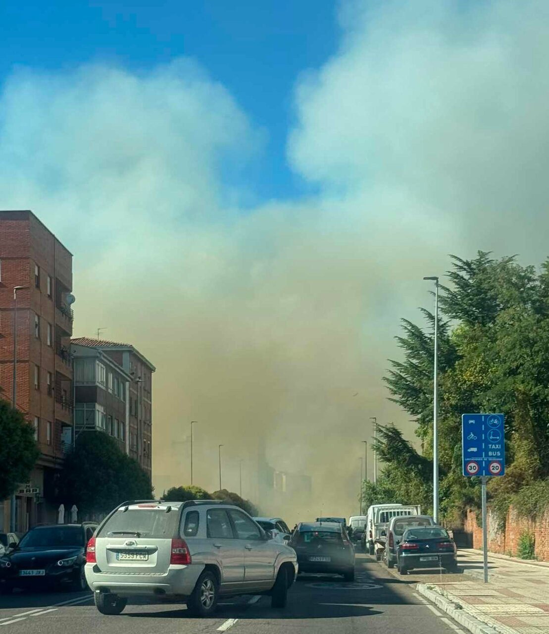 Incendio en Armunia, con el humo llegando al centro de León.