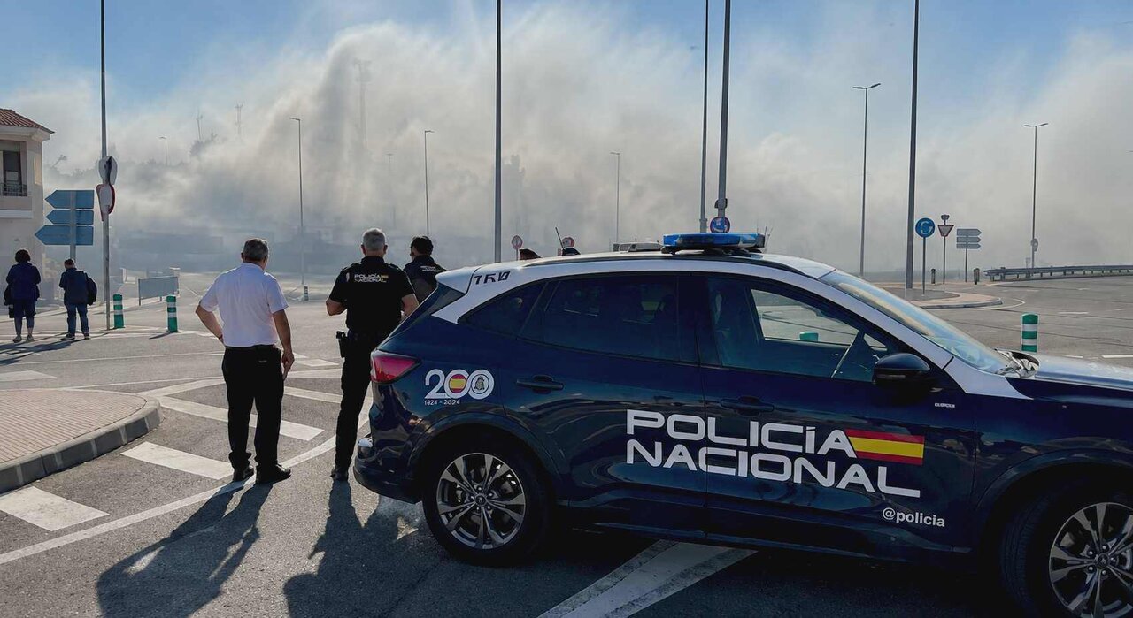 Efectivos de Policía Nacional en el lugar del incendio.