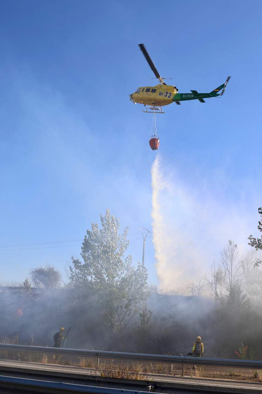 Un incendio declarado en Oteruelo de la Valdoncina (León) obliga a cortar el tráfico en la N-120 y alerta al vecindario. Fotos: Campillo