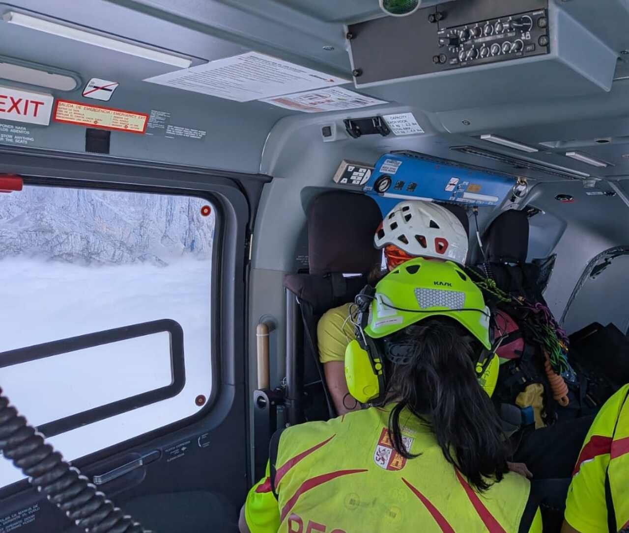 Imagen del interior de la aeronave durante el traslado del herido.