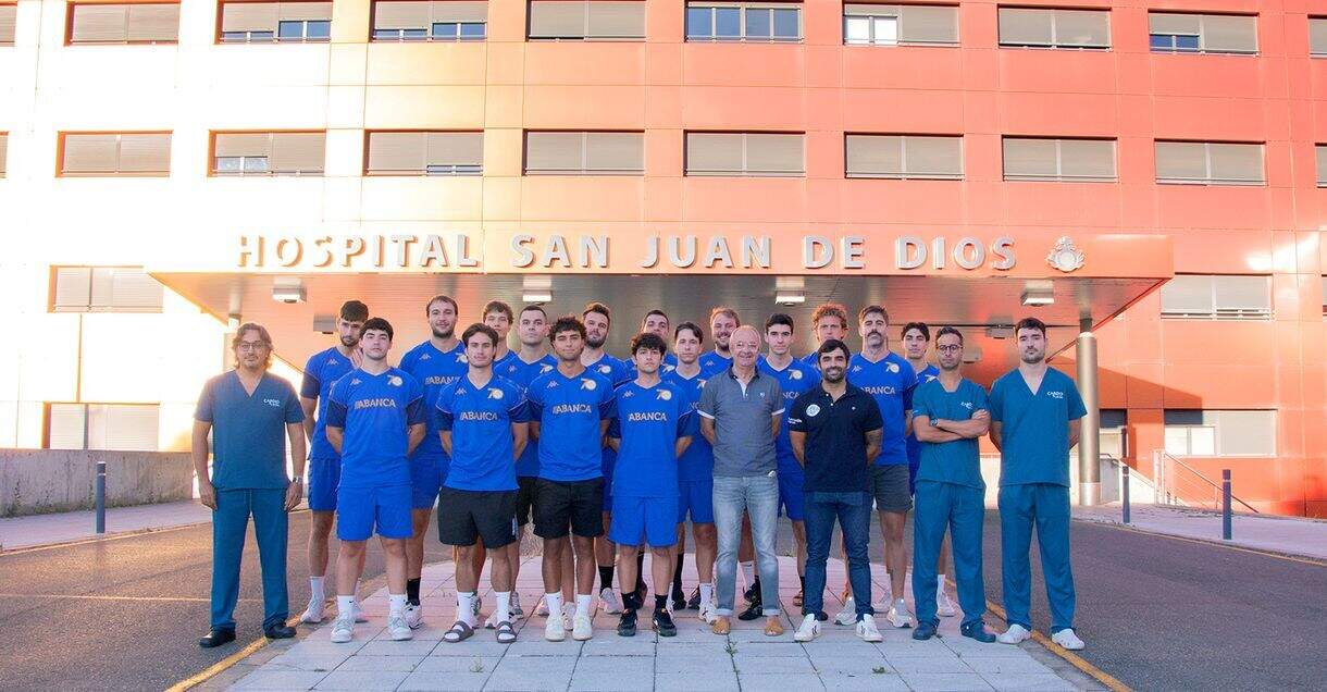 Plantilla del Abanca Ademar y cardiológos de Cardio León en la fachada del Hospital San Juan de Dios de León.