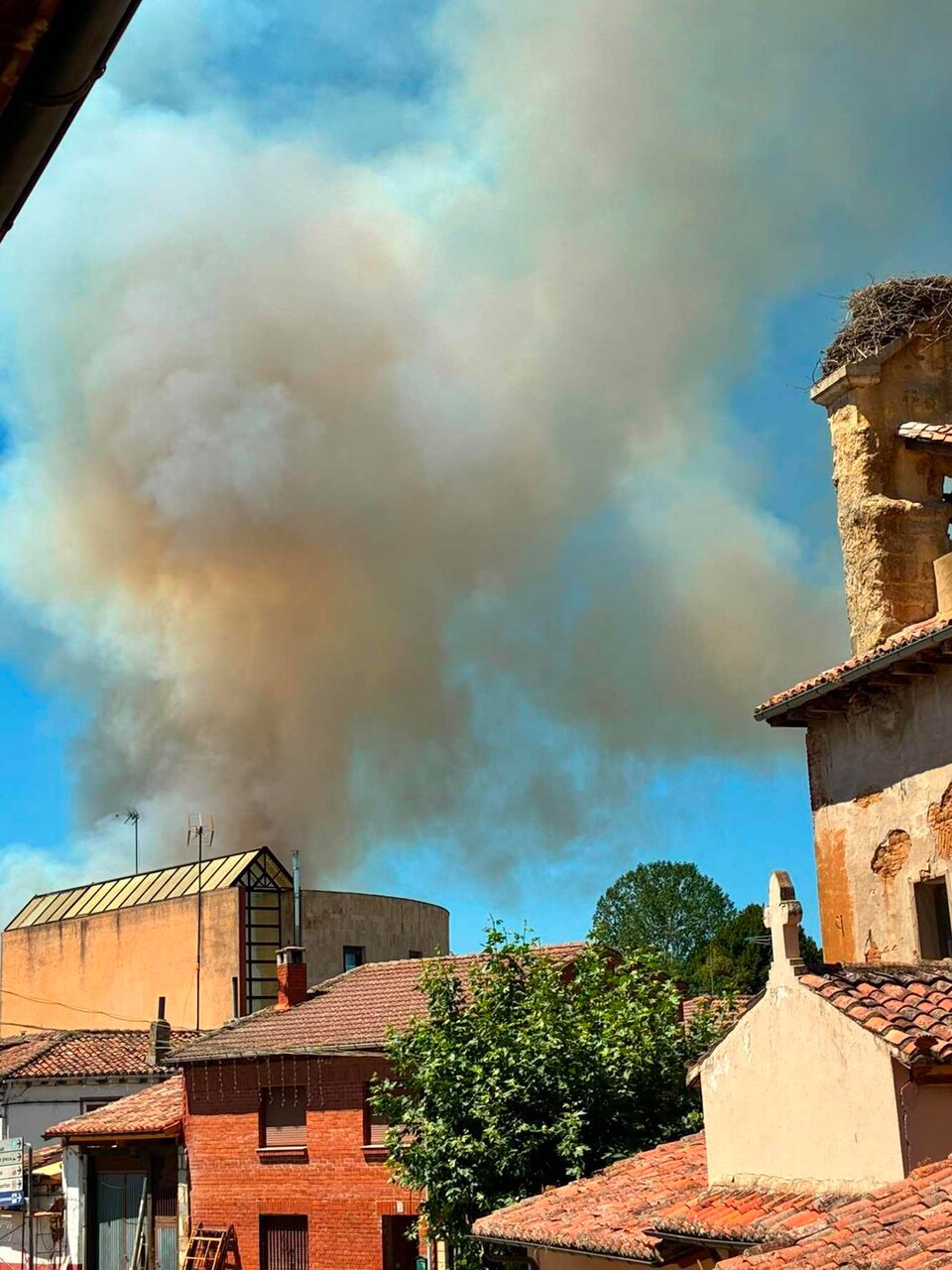 Imagen del incendio visto desde la misma localidad de Gradefes.