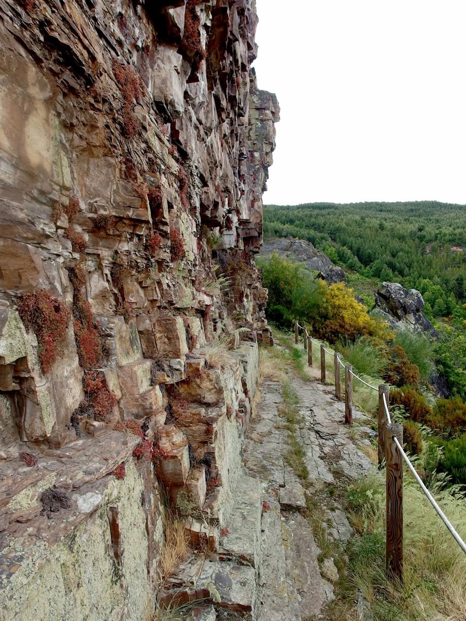 Peña Piñera es una estación de arte rupestre esquemático situada en las cercanías de la localidad berciana de Sésamo. Foto: JCyL.