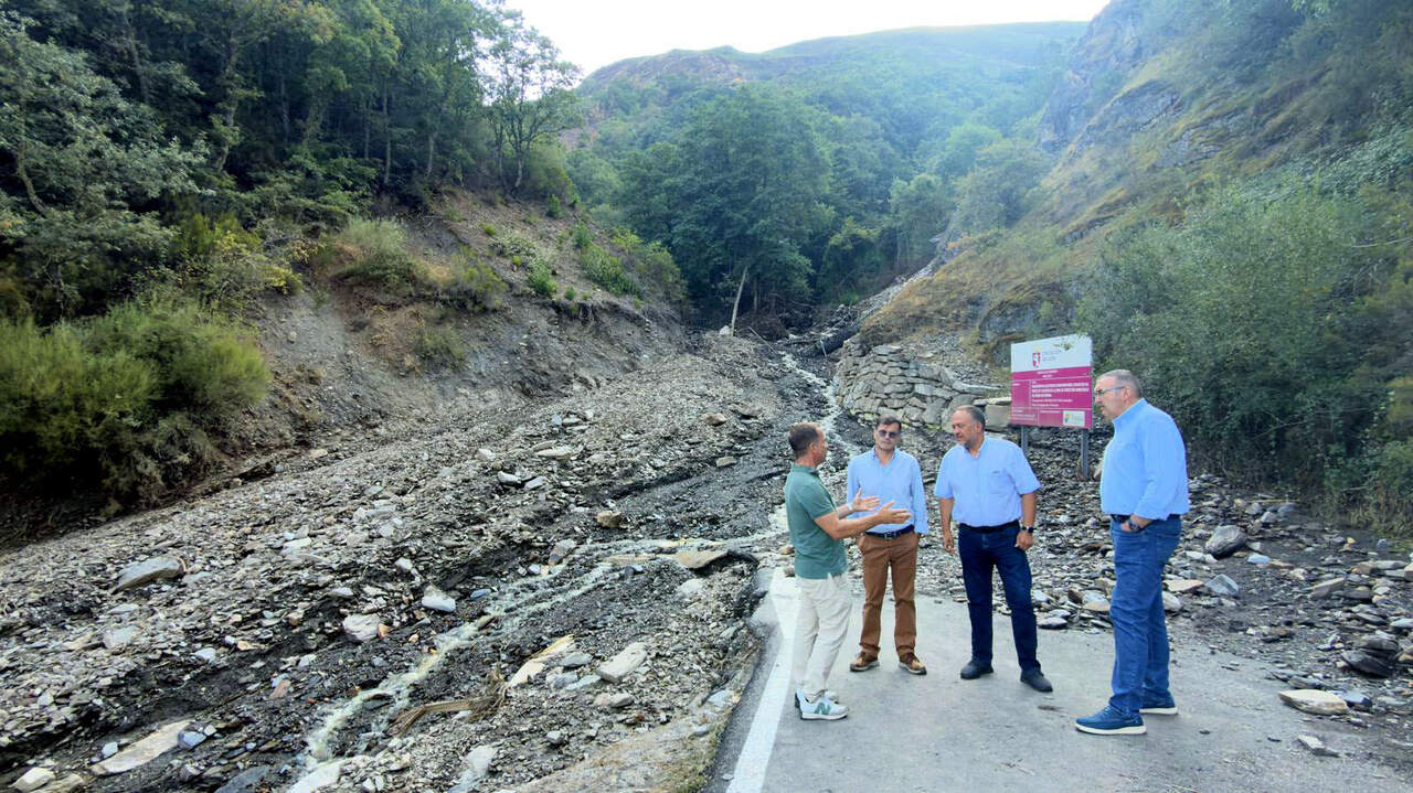 El presidente de la Diputación de León, Gerardo Álvarez Courel, evalúa los daños tras las últimas lluvias en la carretera que da acceso a la localidad de Peñalba de Santiago