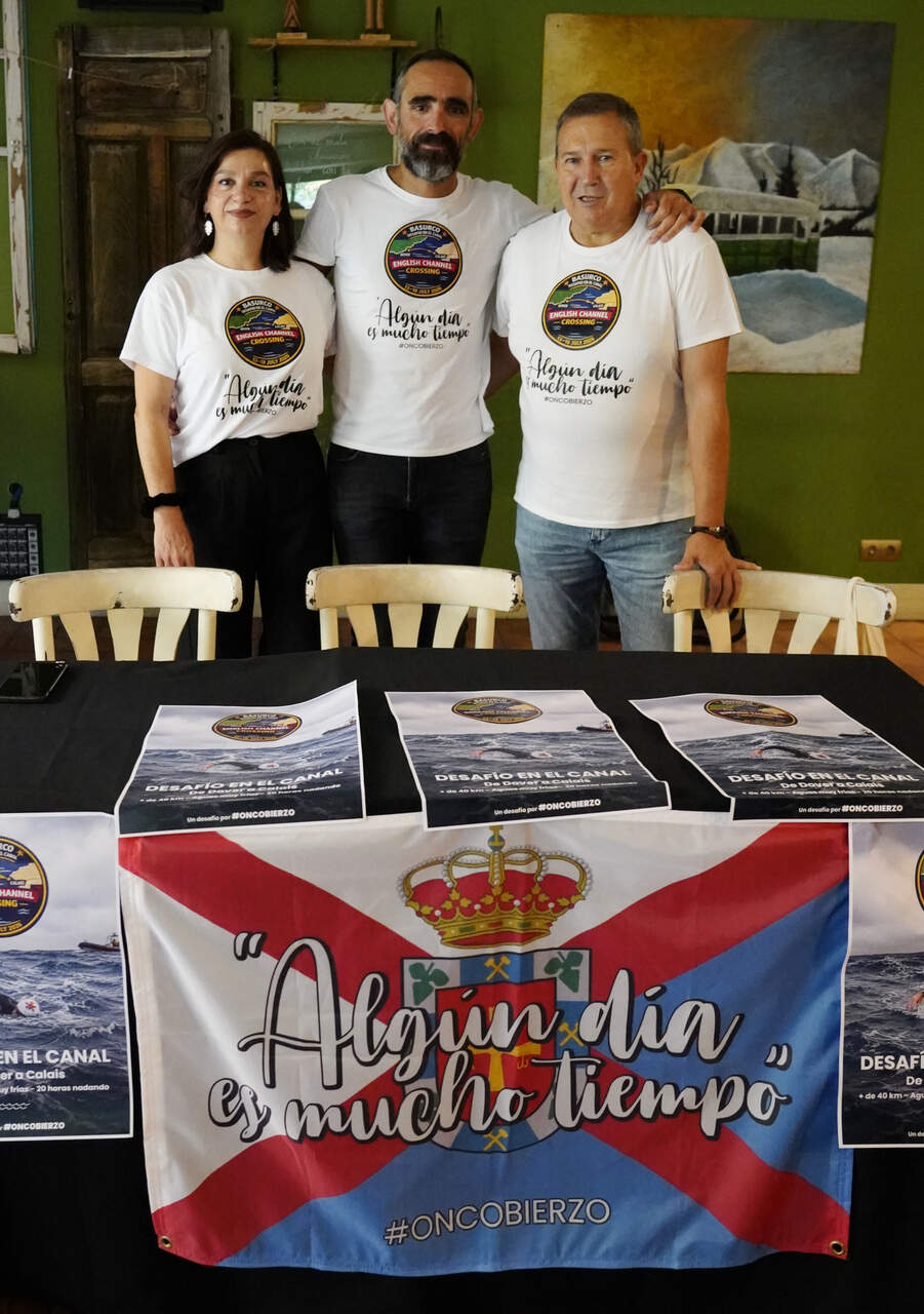 Los miembros de la Asociación Oncobierzo, Tito Gago (D), y Eva Arias, junto al ultrafondista berciano, Miguel Martínez Basurco (C),  presenta el nuevo reto solidario del ultrafondista berciano, Miguel Martínez Basurco (C), durante la presentación del nuevo intento de volver a cruzar el Canal de La Mancha para dar visibilidad a la labor del colectivo